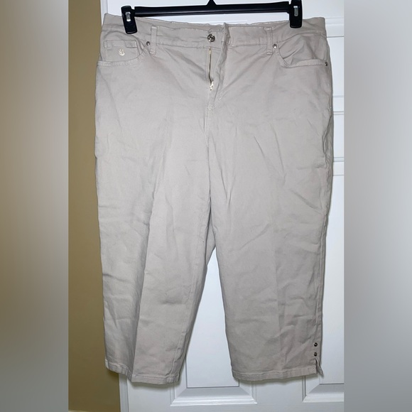 Gloria Vanderbilt Women's Amanda Capri Jeans - Picture 1 of 7